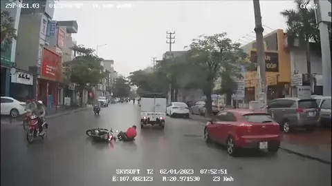 Clip: Người đàn ông đi xe máy sang đường không quan sát suýt thì "mất Tết"