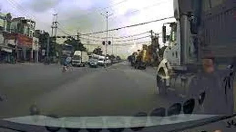 Clip: Rùng mình cô gái đi xe đạp điện tạt đầu container như "cơm bữa"