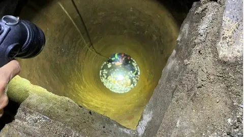 Bé trai 1 tuổi rơi xuống giếng sâu hơn 20m, người cha liền lao xuống cứu rồi mắc kẹt cùng con