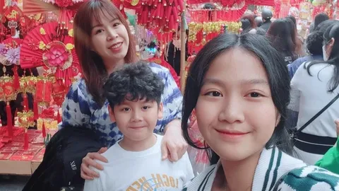 Bà xã Mạnh Trường cùng các con dạo phố, nhan sắc bà mẹ bỉm sữa được dân tình hết lời khen ngợi