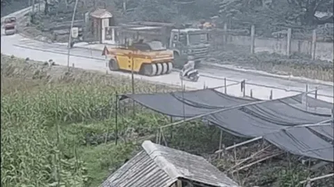 Clip: Xe lu bị tuột dốc chèn phải xe máy đi phía sau