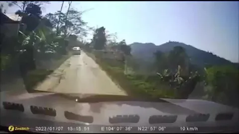 Clip: Một giây bất cẩn của tài xế khiến ô tô lộn vòng rơi xuống vực