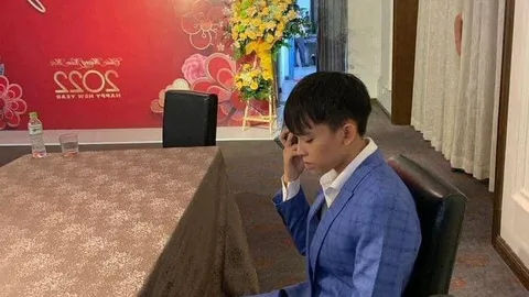 Hồ Văn Cường lặng lẽ ngồi ôn bài trước khi biểu diễn, fan tiết lộ: 'Thành công không phải ngẫu nhiên'
