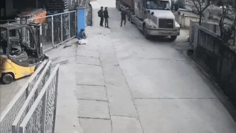 Clip: Đầu kéo trôi dốc, tài xế đòi hóa "siêu nhân" chặn đầu xe