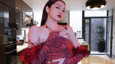 Ở tuổi 31, Bảo Anh đi xế hộp tiền tỷ, đồ hiệu đếm không xuể