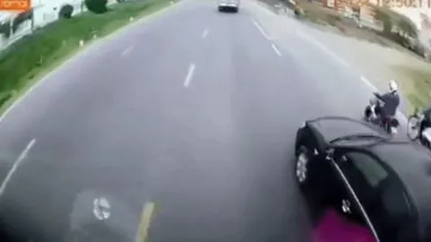 Clip: Xe con vượt ẩu rơi vào điểm mù bị hai xe container húc liên tiếp