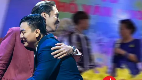 Xôn xao người thân của Hoài Lâm và Bạch Công Khanh lên sân khấu nói chuyện với Hồ Văn Cường?