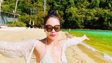 Nhật Kim Anh tự tin diện bikini, khoe body 'đồng hồ cát' trên bãi biển