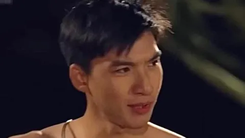Netizen tranh cãi trước màn lột đồ của HIEUTHUHAI trên sóng truyền hình, phản ứng ê-kíp sản xuất ra sao?
