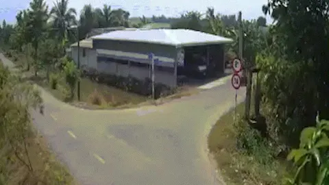 Clip: Khó đỡ với pha lái xe "đi vào lòng đất" qua ngã ba