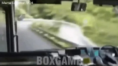 Clip: Hành khách khóc thét với màn đổ đèo "cực khét" của tài xế xe bus