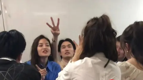 Team qua đường gặp couple Đình Tú - Huyền Lizzie và Quỳnh Nga - Việt Anh hội ngộ, mối quan hệ ra sao?