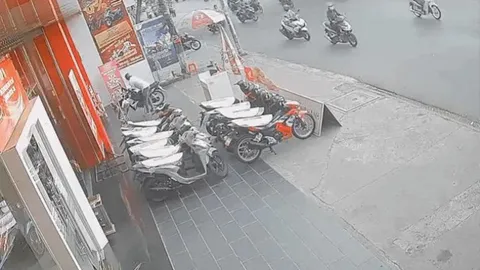 Clip: Xe máy để trước cửa hàng bị phá khóa trộm trong tích tắc