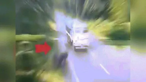 Clip: Tê giác va chạm xe tải, ô tô con may mắn thoát nạn