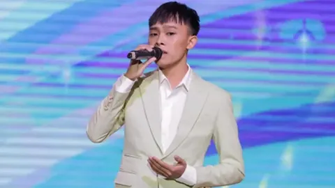 Hồ Văn Cường gây xôn xao khi được dàn vệ sĩ cùng nhân vật đặc biệt 'tháp tùng' ra về sau show diễn