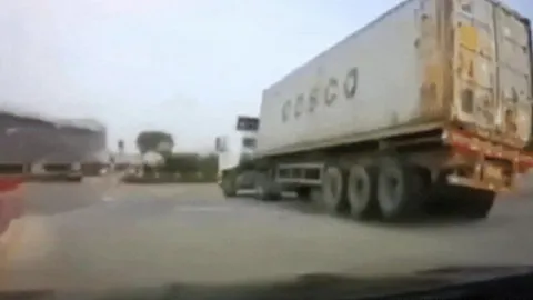 Clip: Container vào cua gấp nghiêng nổi cả bánh xe