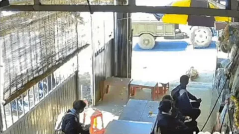 Clip: Máy cày nổ lốp, bay thẳng vào quán nước có học sinh đang ngồi