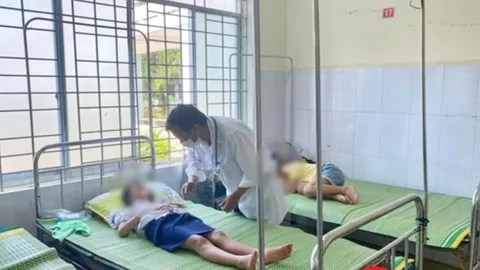 Đã xác định được 4 người tặng bóng bay trong vụ hàng chục em học sinh ngộ độc