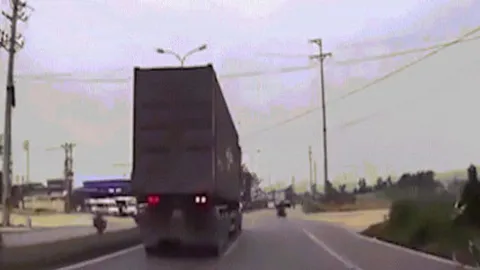 Clip: Pha xử lý đi vào huyền thoại của container tránh xe máy