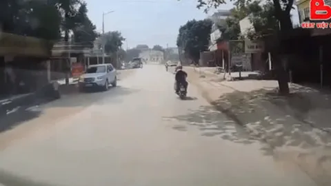Clip: Người phụ nữ bị quật ngã ra đường vì áo chống nắng