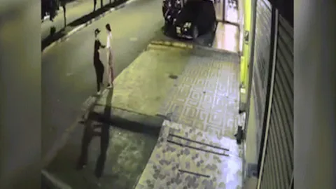 CLip: Bán tải lao lên vỉa hè, cặp đôi ôm nhau thoát nạn trong gang tấc