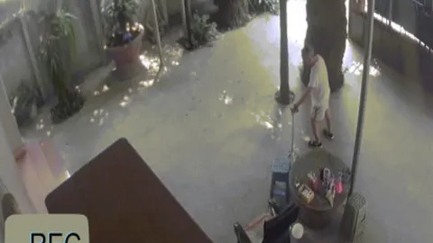 Clip: Cụ ông may mắn thoát nạn khi xe máy phi vào trong sân
