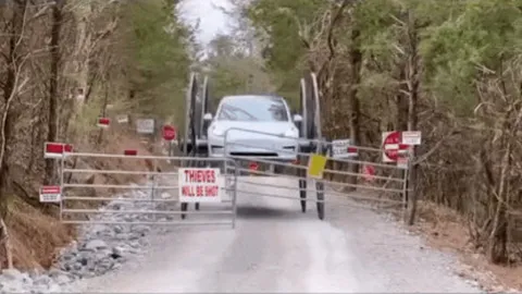 Clip: Màn thử xe Tesla theo cách không thể tàn nhẫn hơn!