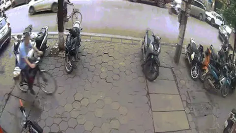 Clip: Nữ tài xế xử lý ấn tượng, tránh va chạm cụ ông đi xe đạp