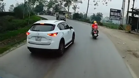 Clip: Thót tim ô tô vượt đúng khúc cua va chạm hai mẹ con đi xe máy