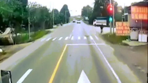 Clip: Xe máy suýt va chạm xe khách sau pha đánh lái "thần sầu"