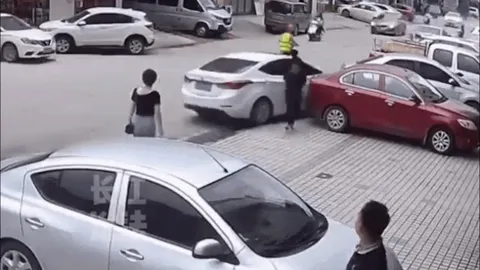 Clip: Anh chàng nhanh chân thoát nạn khi ô tô mất lái lao vào vỉa hè
