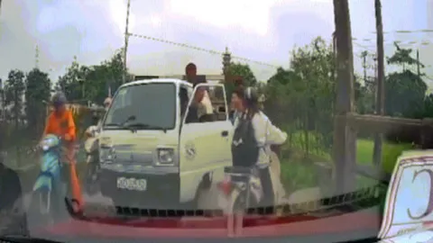 Clip: Nhắc nhở tài xế tránh tắc đường, hai người lao vào ẩu đả