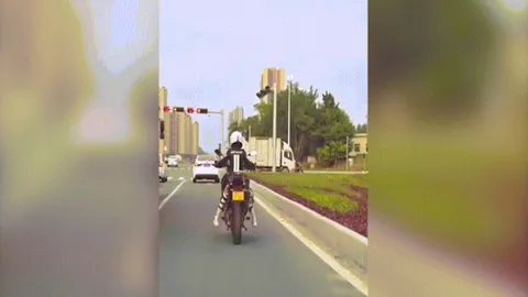 Clip: Đây là cách dừng đèn đỏ của cô nàng "nấm lùn" đi xe phân khối lớn