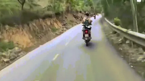 Clip: Vừa đi xe vừa múa, thanh niên nhận kết đắng