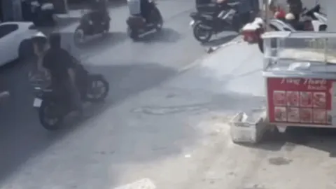 Clip: Đi trộm xe máy nhưng vẫn không quên làm việc thiện