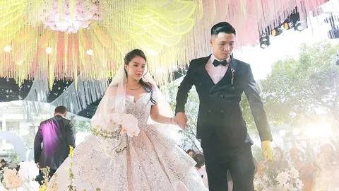Tài khoản Facebook vợ Bùi Tiến Dũng đăng đàn căng đét giữa đêm: Chưa bao giờ xứng đáng làm bố!