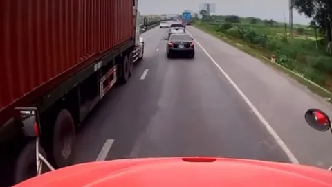 Clip: Ô tô sang làn bất cẩn va chạm với xe container