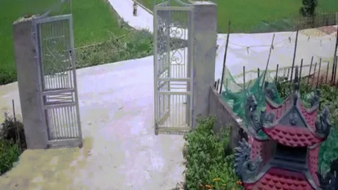 Clip: Hú hồn thanh niên ôm cua đâm thẳng vào trụ cổng bê tông