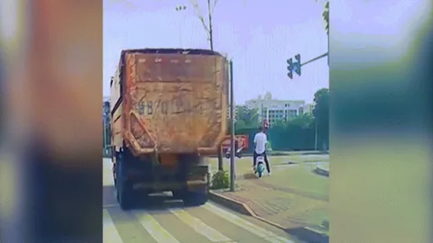 Clip: Ô tô nổ lốp khiến thanh niên xe máy đổ gục tại chỗ