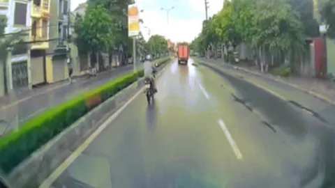 Clip: Ô tô thiếu quan sát đâm thẳng đuôi xe bán tải