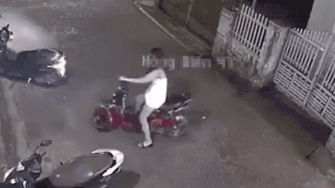 Gái xinh thậm thụt ở góc đường trong đêm vắng, camera ghi lại cảnh tượng không ai ngờ