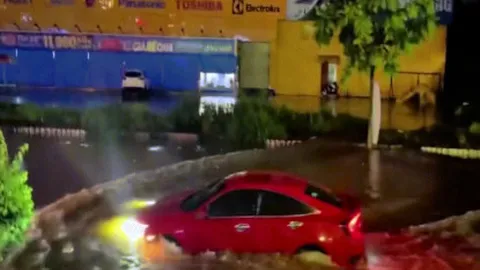 Clip: Cô gái lái ô tô tránh thủy kích cực ngầu và cái kết "đắng"