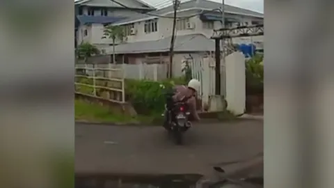 Clip: "Dở khóc dở cười" xe máy tránh va chạm lao xuống mương