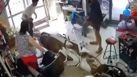 Clip: Thót tim xe máy lao thẳng vào cửa hàng cắt tóc