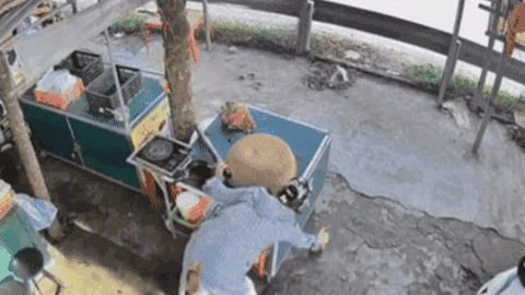 'Rít' liên tục 5 lần thuốc lào, phản ứng lạ tiếp đó của cô gái gây chú ý