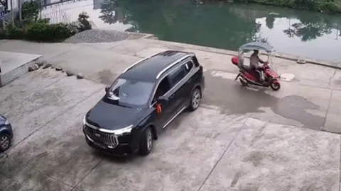 Clip: Tài xế bất cẩn không quan sát kỹ và cái kết nhớ đời