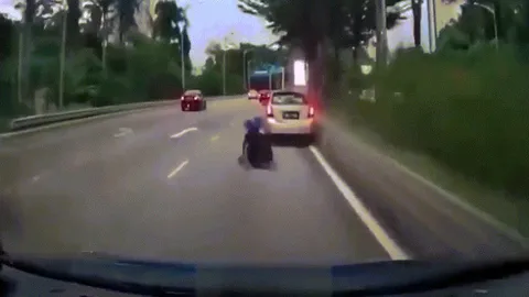 Clip: Va chạm ô tô, thanh niên tránh không kịp xe khác đâm phải