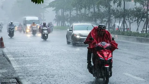 Dự báo chiều tối nay, Bắc Bộ và Nam Bộ đều sẽ đón mưa rất to
