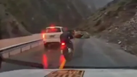 Clip: Thanh niên phóng xe như "một vị thần" và cái kết