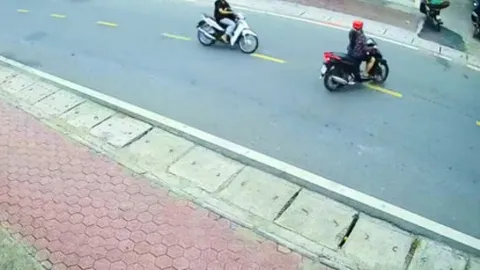 Clip: Ninja sang đường không quan sát va chạm thanh niên tốc độ